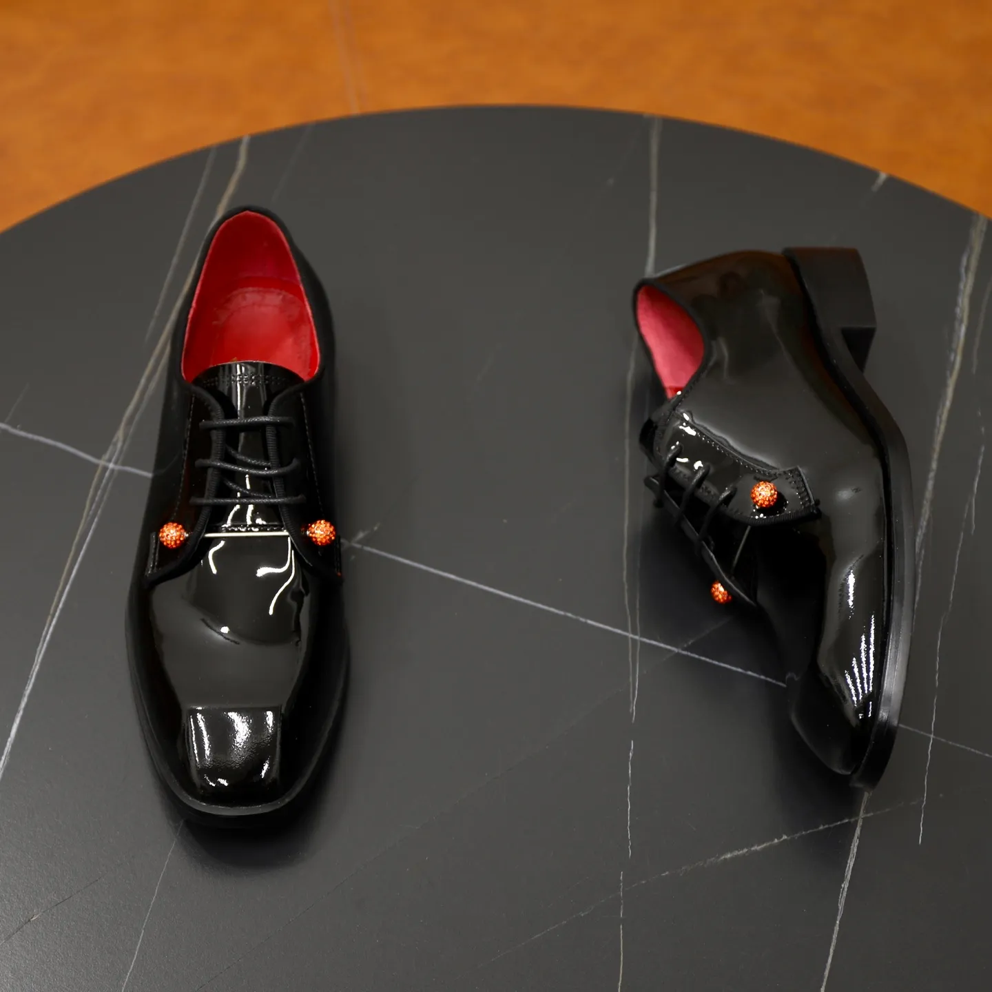 Ex-factory price: 680💰Christia*.Loubouti*🆑High-end men’s business formal leather shoes｜Classic red sole shoes｜Original imported first-layer cowhide｜Water-dyed cowhide lining｜Italian imported red rubber outsole｜High-end luxury｜Perfect interpretation of fashion, sunshine, style, suitable for various occasions Size: 38-44 (customized for 45, 46, 47)